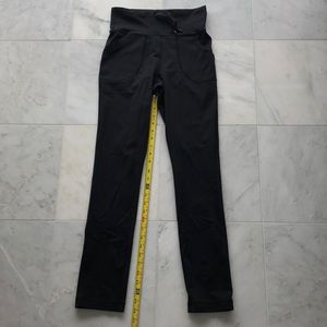 Black high rise lululemon leggings.